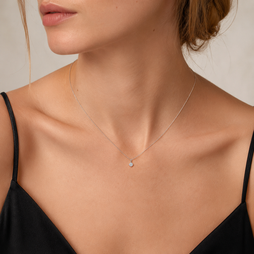 0.25 karat pırlanta tektaş kolyenin model üzerinde kullanım görünümü