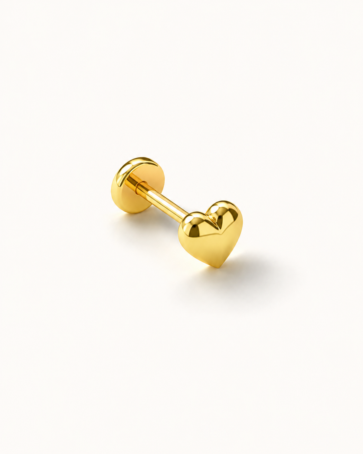 14 ayar sarı altın kalp tragus piercing, soft kırık beyaz zeminde premium ürün görseli
