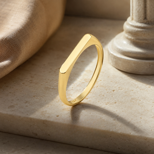 14 ayar altın çizgi şövalye yüzük konsept fotoğrafı modern düz çizgi detaylı zarif minimalist yüzük premium still life ürün çekimi
