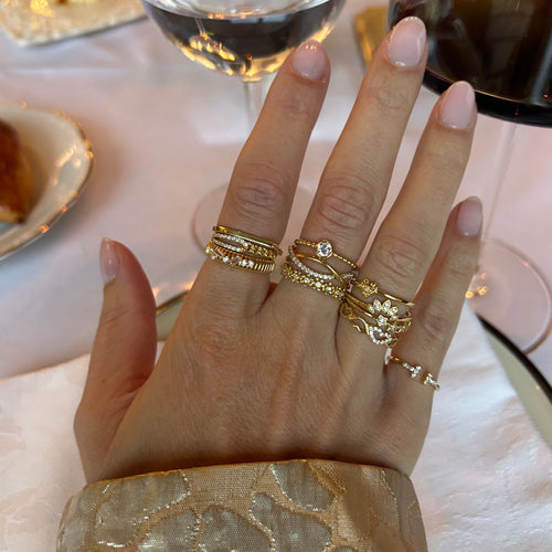 14 ayar altın kavisli taşlı taç yüzük, zarif altın yüzük kombinleriyle modern ve premium bir stil sunuyor