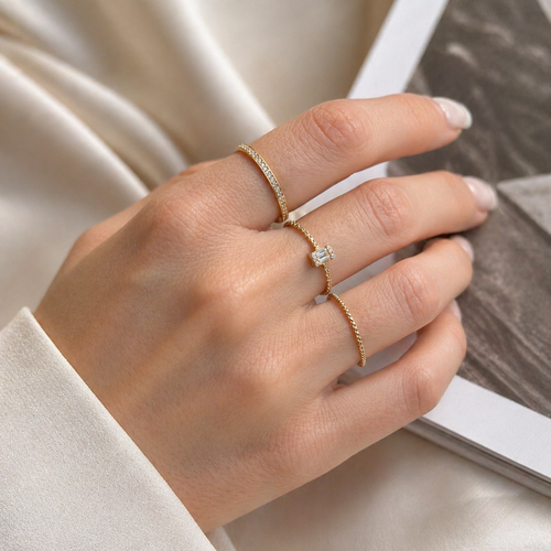 14 ayar altın minimal tamtur yüzük elde duruş fotoğrafı ince form beyaz taş detaylı zarif minimalist yüzük premium lifestyle çekim