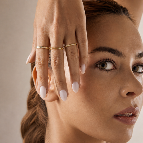 14 ayar altın modern zincir form yüzük kadın model üzerinde yakın çekim zincir detaylı zarif minimalist yüzük premium beauty lifestyle çekim
