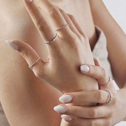 14 ayar altın taşlı minimal yarımtur yüzük beyaz altın renk kadın model üzerinde zarif minimalist yüzük kombinleri premium lifestyle çekim