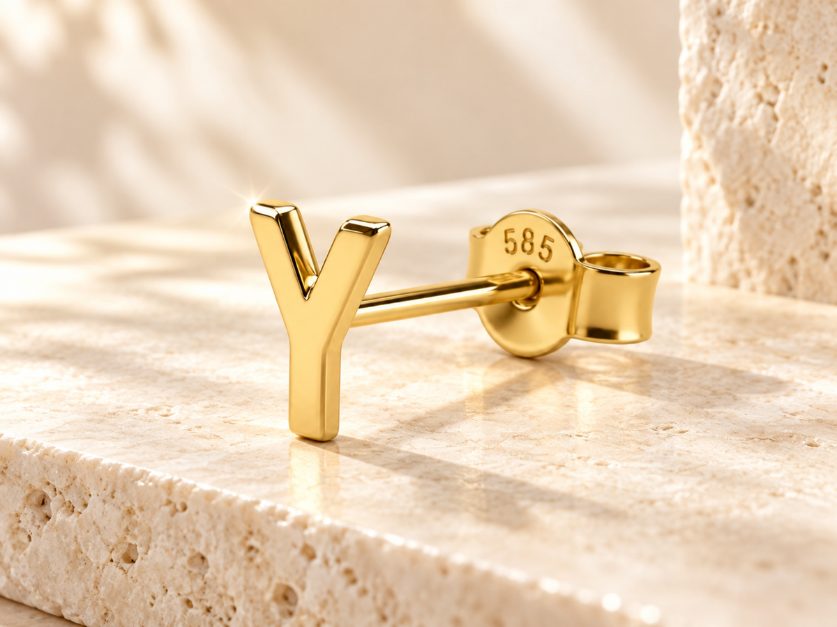 14 ayar altın Y harf küpe, 585 damgalı sarı altın tasarım, aydınlık traverten zeminde premium Kairos Jewelry çekimi
