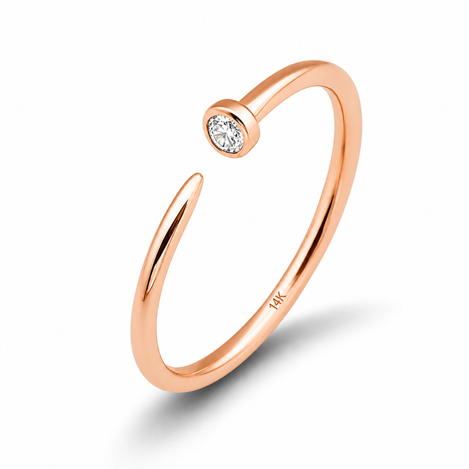14 ayar rose altın modern çivi model tektaş yüzük, luxury nail ring stilinden ilham alan zarif ve modern tasarımıyla dikkat çeker