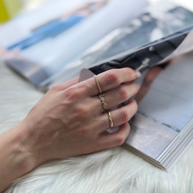 14 Ayar Altın Twisted Dome Yüzük  doğal ışık