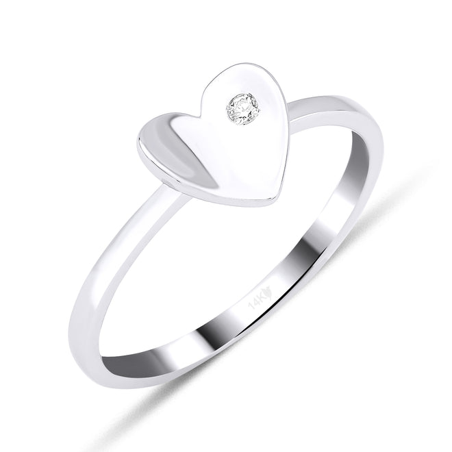 Romantik ve zarif bir tasarıma sahip kalp şeklindeki yüzük.