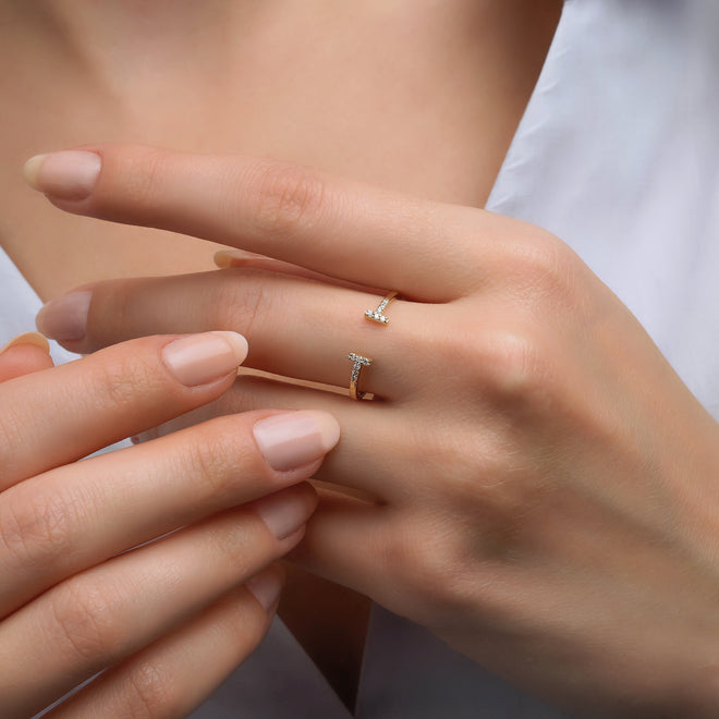 T bar açık yüzük manken el detay çekim