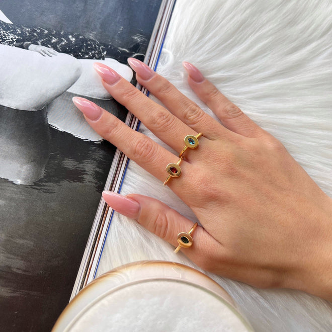 pembe oval turmalin altın kadın yüzük doğal ışık yakın çekim