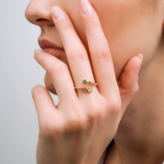 çok renkli turmalin ve pırlantalı yüzük mankenl