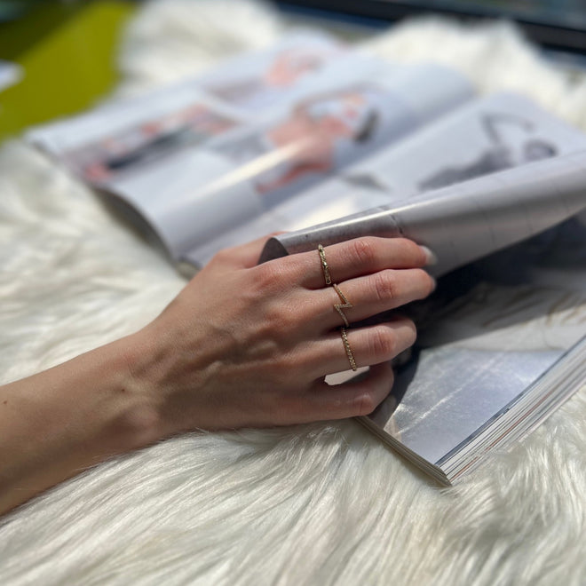 14 Ayar Altın Sparkling Diamond Zig Zag Yüzük doğal ışık