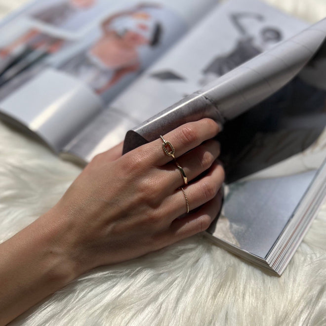 pırlantalı açık dikdörtgen altın yüzük doğal ışık