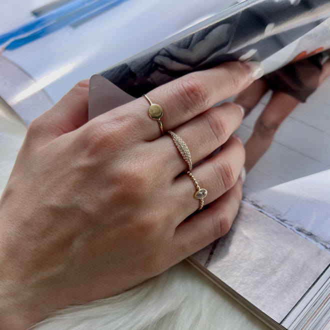 14 ayar altın kişiye özel tasarım harf yüzük doğal ışık