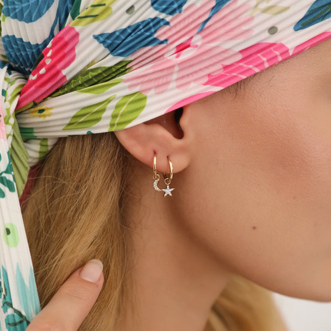 ay şeklinde 14 ayar altın charm küpe kulakta