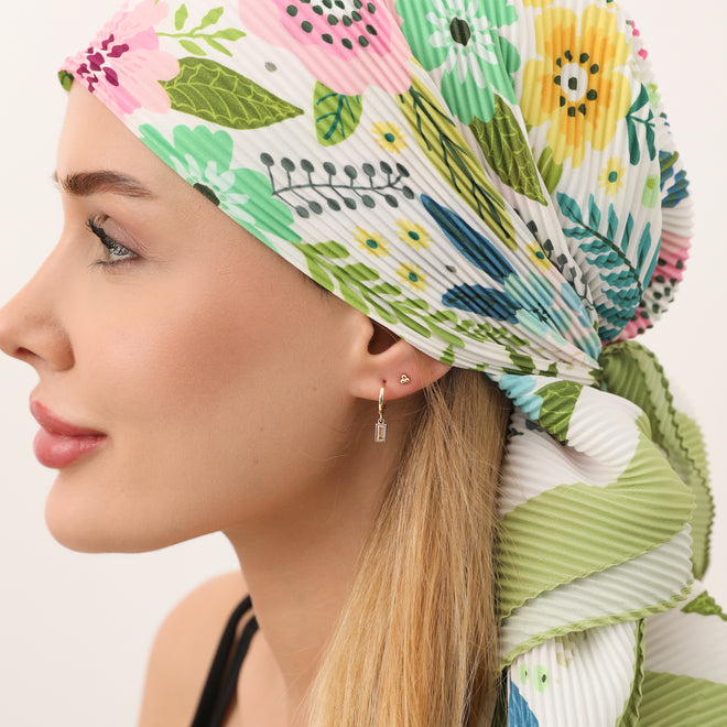 3 top, 14 ayar altın minimal küpe manken