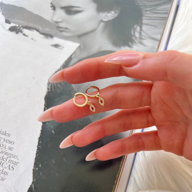 open markiz sallantılı halka küpe doğal ışık