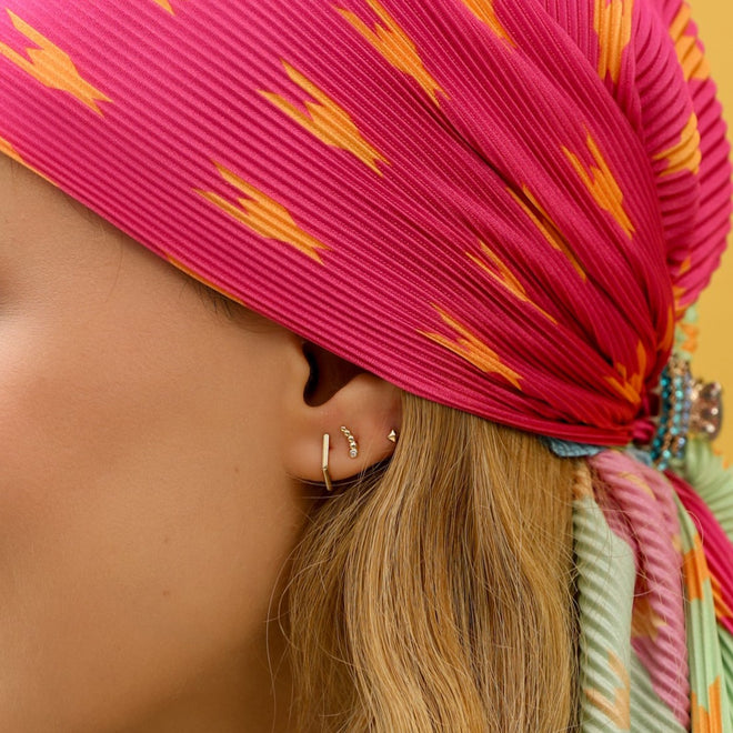 pırlanta taşlı altın kadın çivi küpe