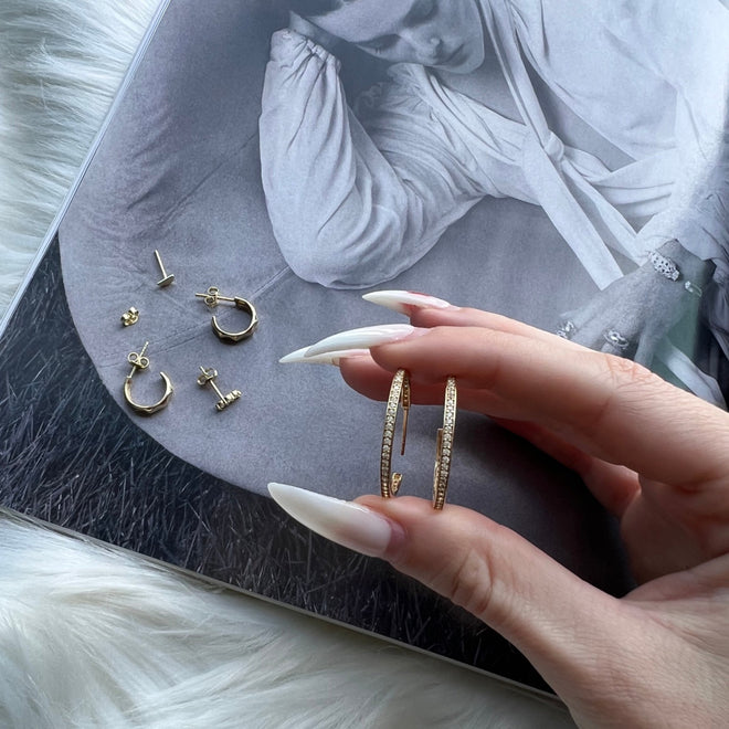 14 ayar altın pave skinny hoop çivi küpe doğal ışık çekim