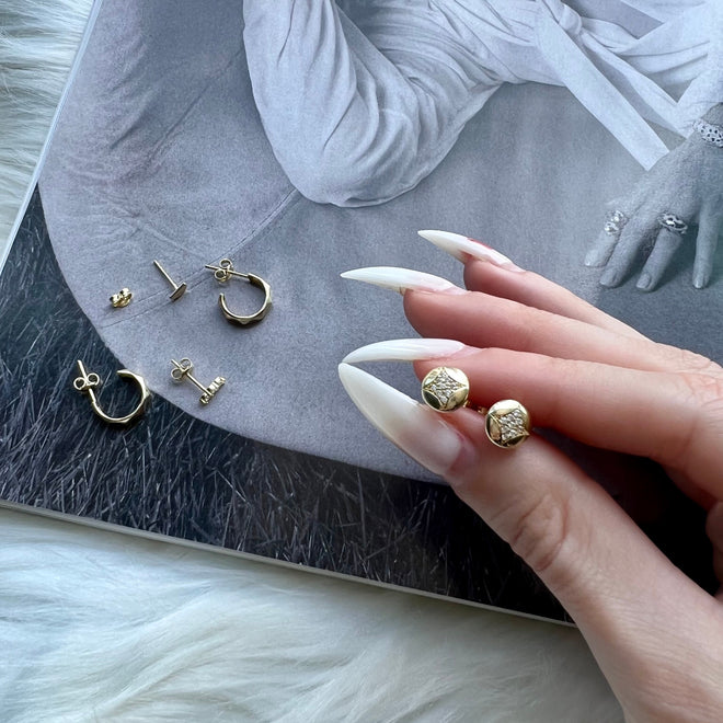 14 ayar altın Wind rose çivi küpe doğal ışık