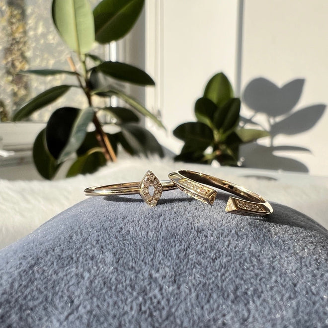 altın piramit pırlanta taşlı açık yüzük doğal ışık