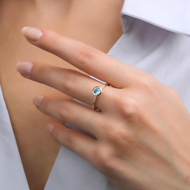 14 Ayar Altın Swiss Blue Topaz & Pırlanta Yüzük manken