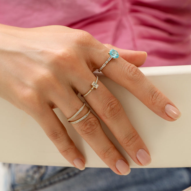 zirkon taşlı orta parmakta taş detaylı fotoğraf