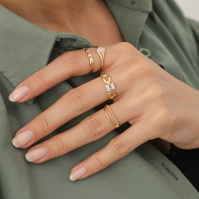 14 ayar altın baget taşlı link formunda kadın yüzük manken kombin