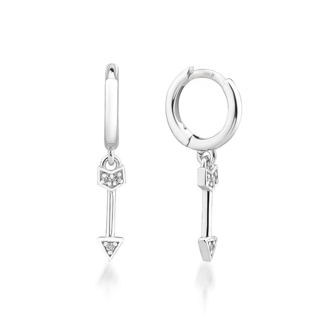 beyaz altın halka ve ok şeklinde sallantılı küpe