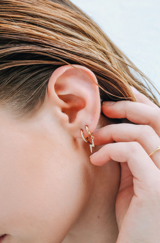 14 Ayar Altın Taşlı Şimşek Halka Küpe