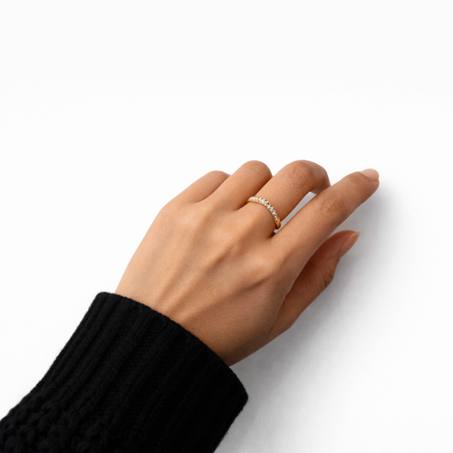 14 Ayar Altın V Form Sıra Taşlı Minimal Tasarım Yüzük