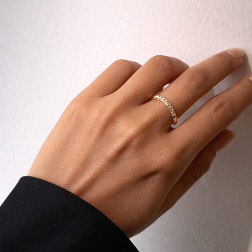14 Ayar Altın V Form Sıra Taşlı Minimal Tasarım Yüzük