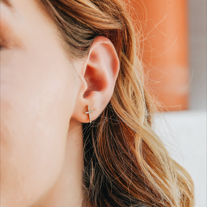 14 Ayar Altın Taşlı Haç Çivi Küpe