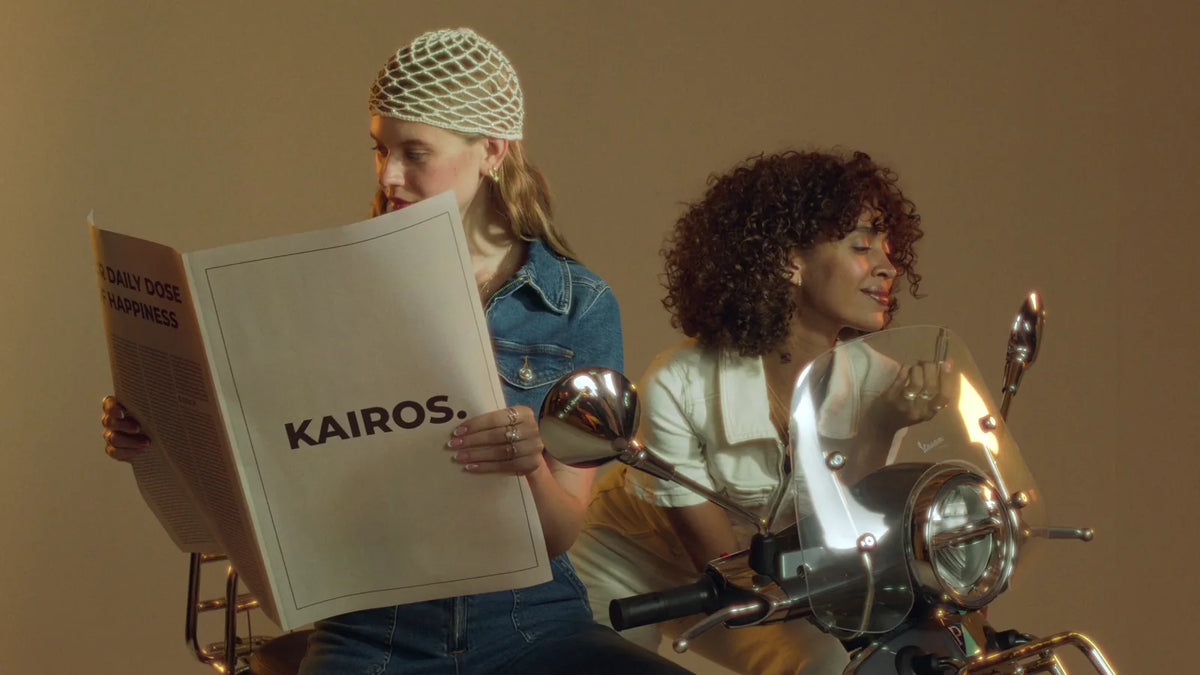 Kairos marka filminde iki model, Kairos gazetesi ve motosiklet